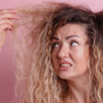 6 abitudini quotidiane che possono danneggiare la salute di capelli e cuoio capelluto